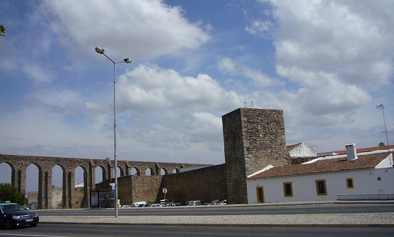 エヴォラ城壁と水道橋